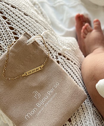 Blog MonBijouPerso - Guide complet des bijoux de naissance : idées cadeaux bébé et gravures personnalisées